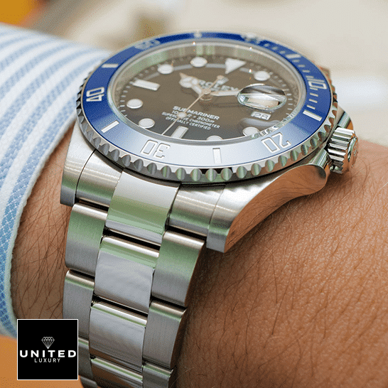 Rolex Submariner Date 16610 Blue Bezel Oyster Replica on his arm